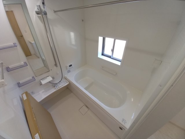 【いわき市仁井田町　全3棟　1号棟】　●新生活応援キャンペーン実施中●の浴室|同施工：ユニットバスの写真です。　毎日の疲れを癒す広々とした浴室は、足を伸ばしてゆっくりとくつろげます♪　音楽を聴いたり、自分だけの特別な時間に・・・♪半身浴にピッタリですね♪