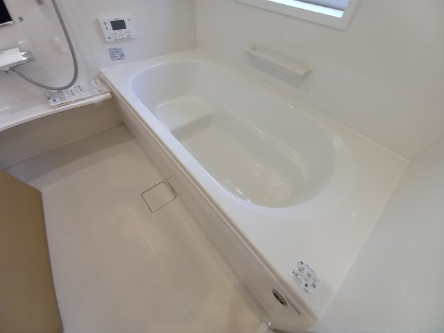 【いわき市仁井田町　全3棟　1号棟】　●新生活応援キャンペーン実施中●の浴室|同施工：ユニットバスの写真です。フルオート機能で、時間帯を気にせず、家族全員が暖かい湯船に浸かることができます。　一日の疲れを癒してくれそうですね。　