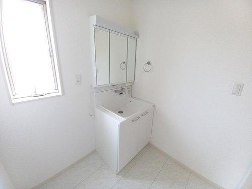 【いわき市仁井田町　全3棟　1号棟】　●新生活応援キャンペーン実施中●の洗面所|同施工：洗面所の写真です。清潔感のある、使い勝手の良い洗面台は、朝が気持ちよく迎えられそうです。　ミラー扉の内側がすべて収納スペースになっています♪