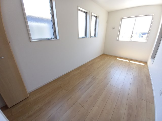 【いわき市仁井田町　全3棟　1号棟】　●新生活応援キャンペーン実施中●の洋室|同施工：居室の写真です。寝室にも、子供部屋にも、趣味のお部屋にもお使いいただけます♪　柔らかい陽光が差し込む明るいお部屋を演出する設計。彩光の取れる窓が気持ちの良いお部屋を創り上げます。