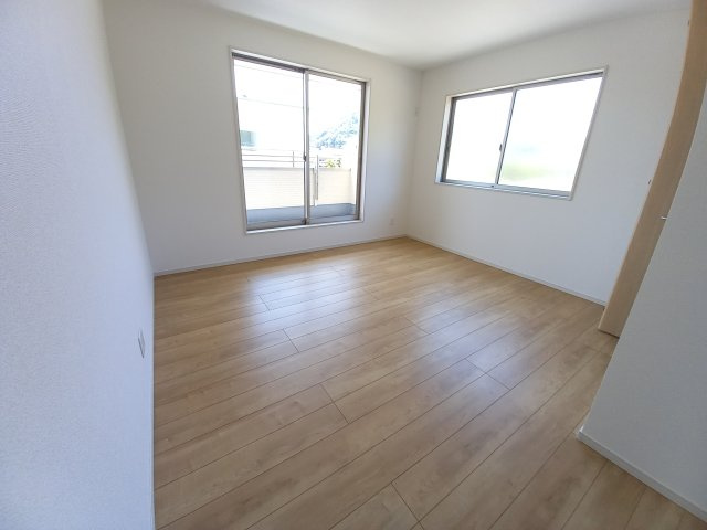 【いわき市仁井田町　全3棟　1号棟】　●新生活応援キャンペーン実施中●の洋室|同施工：居室の写真です。使い勝手の良い間取りなので、ご家族の状況の変化にも耐えられますね。　木の温もりがナチュラルでくつろげる空間ですね。