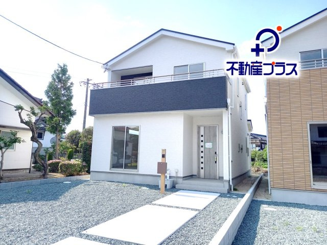 【いわき市仁井田町　全3棟　1号棟】　●新生活応援キャンペーン実施中●の前面道路含む現地写真|同施工　外観の写真です！！　外壁仕上げ材は窯業系サイディング。裏面に付着した汚れが、雨水によって流れ落ちやすい「防汚機能付きサイディング」を採用。外壁の美しさが長持ちします♪