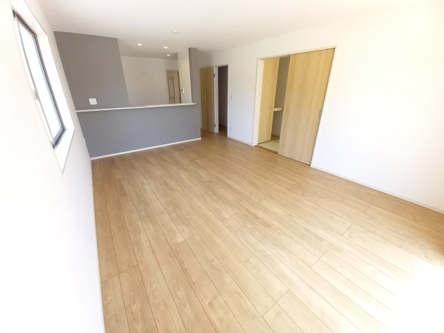 【いわき市仁井田町　全3棟　1号棟】　●新生活応援キャンペーン実施中●の居間・リビング|同施工　リビングの写真です！！　　広いリビングで快適に、ゆったりと過ごせますね♪　　　フローリングは、汚れがつきにくく、日常のお手入れはから拭きだけで OKです♪