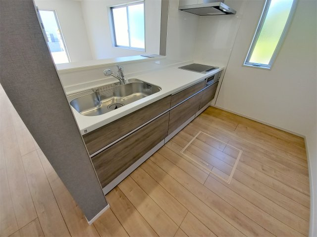 【いわき市仁井田町　全3棟　1号棟】　●新生活応援キャンペーン実施中●のキッチン|同施工：キッチンの写真です。対面式キッチンは、家族の会話が途切れませんね♪　デザイン性と機能性を兼ね備えたキッチンは、リビングスペースとの一体感が生まれ、広々空間を演出してくれます。