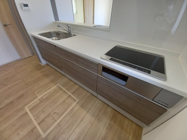 【いわき市仁井田町　全3棟　1号棟】　●新生活応援キャンペーン実施中●のキッチン|同施工：キッチンの写真です。ＩＨクッキングヒーターは、火を使わないので消し忘れによる事故がなく安全ですね♪