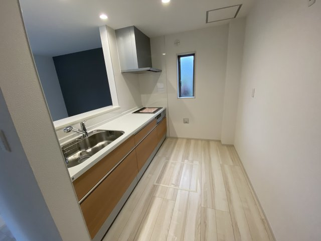 【いわき市仁井田町　全3棟　2号棟】　●新生活応援キャンペーン実施中●のキッチン|同施工：キッチンの写真です。　とにかくものが多くなりがちなキッチン空間。システムキッチンは見た目スッキリなのに収納力たっぷりです♪さらに床下収納もあります。