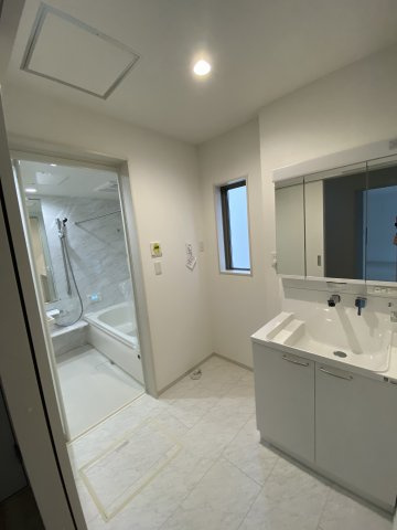 【いわき市仁井田町　全3棟　2号棟】　●新生活応援キャンペーン実施中●の独立洗面台|同施工：洗面所の写真です。使い勝手の良い洗面台は、奥様の身支度の時間も楽しくなりそうですね。　すっきりと使えるように収納も豊富にご用意しています。