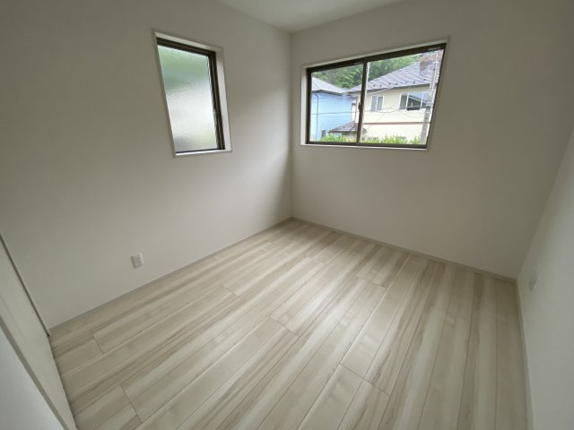 【いわき市仁井田町　全3棟　2号棟】　●新生活応援キャンペーン実施中●の洋室|同施工：居室の写真です。寝室にも、子供部屋にも、趣味のお部屋にもお使いいただけます♪　柔らかい陽光が差し込む明るいお部屋を演出する設計。彩光の取れる窓が気持ちの良いお部屋を創り上げます。