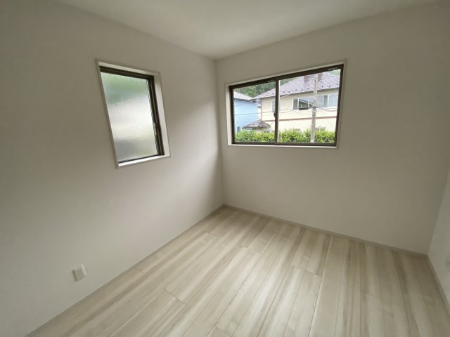 【いわき市仁井田町　全3棟　2号棟】　●新生活応援キャンペーン実施中●の洋室|同施工：居室の写真です。子供部屋としても、寝室としても、どんなインテリアにしようか…選ぶ楽しみが増えますね♪　　
全室2面採光につきたっぷりの陽光と心地よい風が舞い込みます。