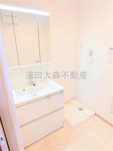 ジラソーレの洗面所|３面鏡の独立洗面台　洗面脱衣所