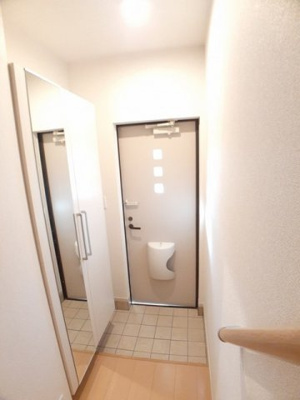 【玄関】 | ピオニール岡田 | 収納もある玄関です