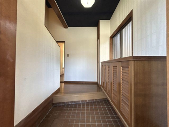 商談中　海を遠望する宇佐美みのりの村2LDKの玄関|大容量の下駄箱付き
