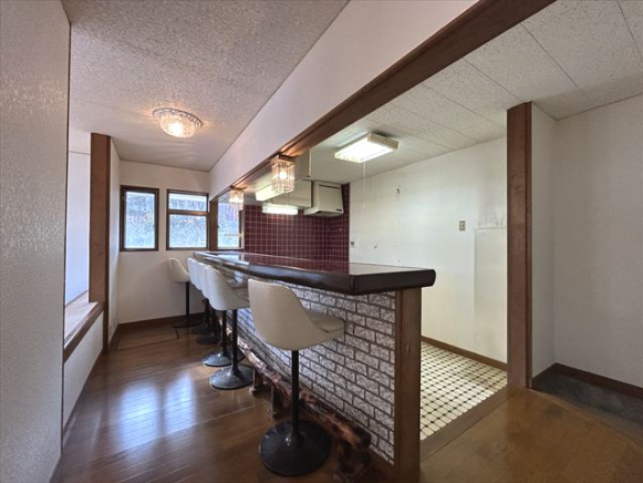 商談中　海を遠望する宇佐美みのりの村2LDKのダイニング|ダイニングキッチンは8帖