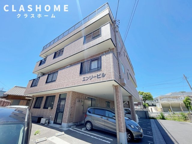 エンリービルの駐車場