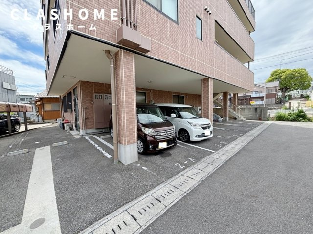 エンリービルの駐車場
