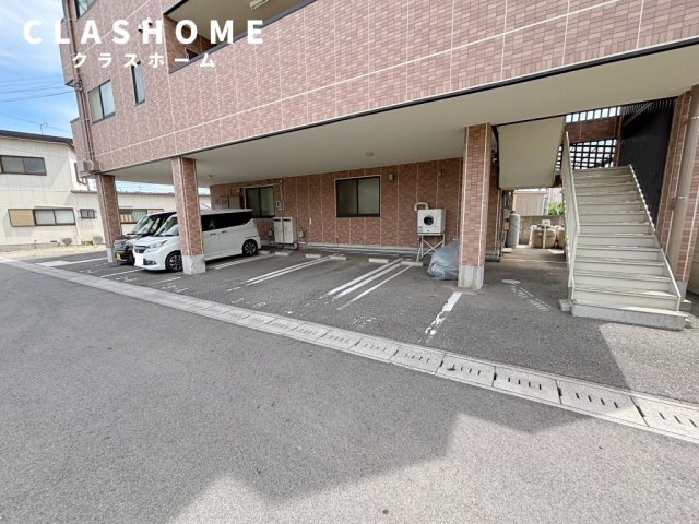 エンリービルの駐車場