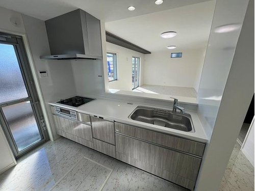 【GRAFARE　ZEH水準仕様】小平小川町２丁目のキッチン|オープンキッチンは家族や来客と一緒に作業がしやすく、リビングにいるお子様にも目が届きます♪