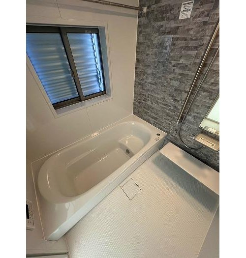 【GRAFARE　ZEH水準仕様】小平小川町２丁目の浴室|窓付きのバスルーム。陽射し差し込む明るい環境は、日中の入浴も気持ち良くお使い頂けそうです。また、換気環境も良好です。