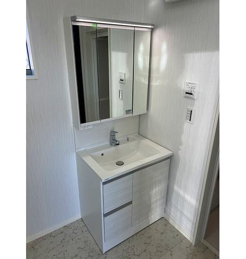 【GRAFARE　ZEH水準仕様】小平小川町２丁目の洗面所|三面鏡の裏側に歯ブラシなどのアメニティグッズがしっかり収納できます。かさばりやすい洗面周りをスッキリ快適に。