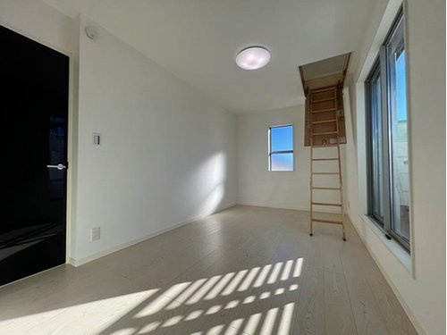 【GRAFARE　ZEH水準仕様】小平小川町２丁目の洋室|ナチュラルな木目と上品な色合いが魅力的です。