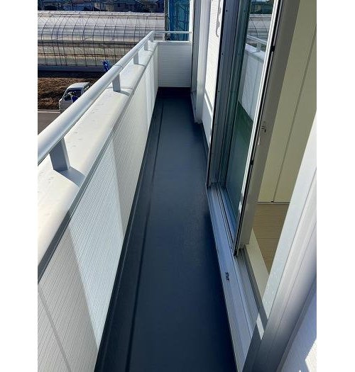 【GRAFARE　ZEH水準仕様】小平小川町２丁目のバルコニー|2部屋からバルコニーへ出られる南向きのバルコニーは、日差しもたっぷり注ぎお洗濯物もよく乾きます