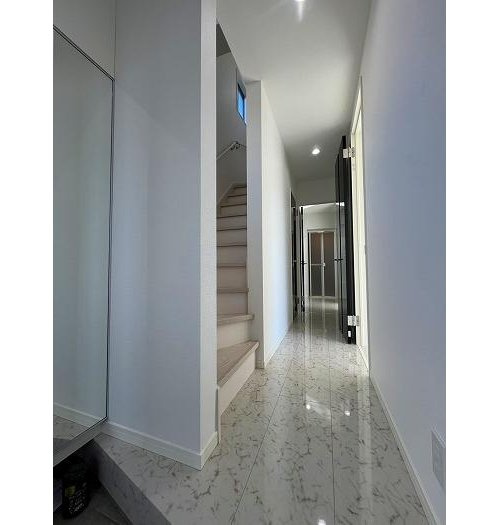 【GRAFARE　ZEH水準仕様】小平小川町２丁目の玄関|開放感のある玄関ホール。