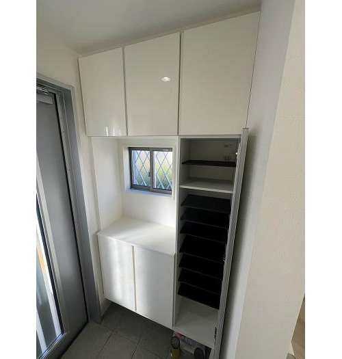 【GRAFARE　ZEH水準仕様】小平小川町２丁目の玄関|訪れる人を優しく迎える、スタイリッシュな玄関。たっぷり収納の下駄箱を完備しています。窓付きの玄関でパッと明るく♪