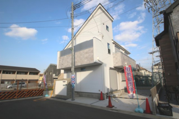 【GRAFARE　ZEH水準仕様】小平小川町２丁目の外観|カースペースは2台分確保。急な来客にも対応できます。普段は自転車やバイクなどの置き場として大活躍。