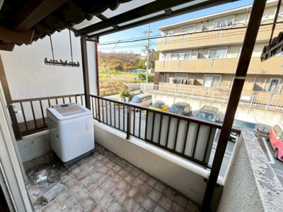 【バルコニー】 | 高倉台２丁　中古戸建 | バルコニーに屋根ついてますので、突然の雨も洗濯ものが濡れにくく嬉しいですね！