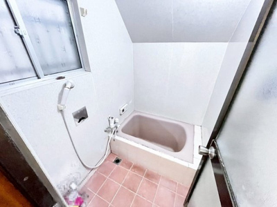【浴室】 | 高倉台２丁　中古戸建 | ゆったりとくつろげる綺麗な浴室ですよ！時間短縮でシャワーだけの方も多いですが、一日の疲れを癒すため湯船に浸かれば心身ともにリラックスできますね♪