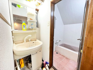 【独立洗面台】 | 高倉台２丁　中古戸建 | 身だしなみを整えるのに重宝するシャワー付きの洗面台です♪