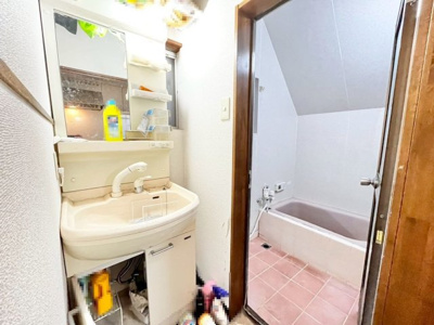 【独立洗面台】 | 高倉台２丁　中古戸建 | 身だしなみを整えるのに重宝するシャワー付きの洗面台です♪