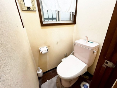 【トイレ】 | 高倉台２丁　中古戸建 | 窓があり、明るく、臭いがこもりませんので、来客用トイレとして清潔に保てます！