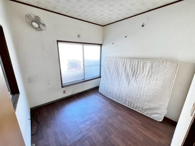【洋室】 | 高倉台２丁　中古戸建 | ２面採光を確保した明るい室内は、風通しも良く、大変居心地の良い空間となっております♪爽やかな風を感じて起きる朝は、快適生活の始まりに！