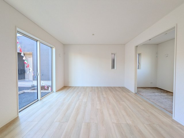 八王子市　大楽寺町　新築一戸建て　３１期の居間・リビング|～16.0帖の明るいLDKで、家族団欒の時間をお過ごしいただけます～