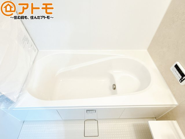 【浴室】 | 清水区折戸9期　新築戸建　2号棟 | お子様やお年寄りが使いやすいだけでなく、半身浴にも便利なベンチタイプの湯舟です。お湯の節約にも！