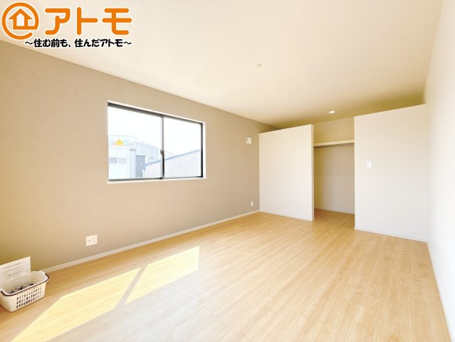 【寝室】 | 清水区折戸9期　新築戸建　2号棟 | アクセントクロスが印象的なお部屋です。お気に入りの家具に囲まれてゆったり過ごしたいですね♪
