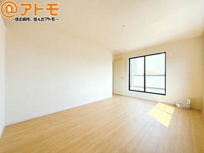 【寝室】 | 清水区折戸9期　新築戸建　2号棟 | バルコニーに面したお部屋なので、布団などの大きなものも楽々干せます♪