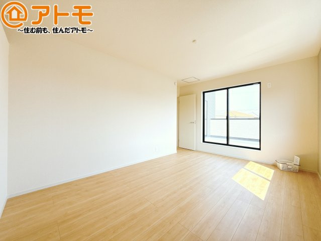 【寝室】 | 清水区折戸9期　新築戸建　2号棟 | バルコニーに面したお部屋なので、布団などの大きなものも楽々干せます♪