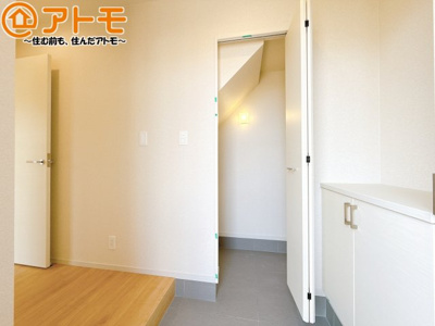 【玄関】 | 清水区折戸9期　新築戸建　2号棟 | 収納スペースも充実した玄関。整理整頓がしやすい設計です。