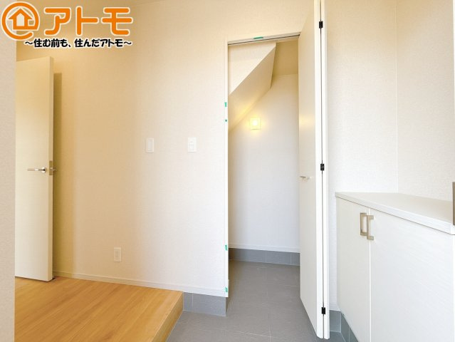 【玄関】 | 清水区折戸9期　新築戸建　2号棟 | 収納スペースも充実した玄関。整理整頓がしやすい設計です。