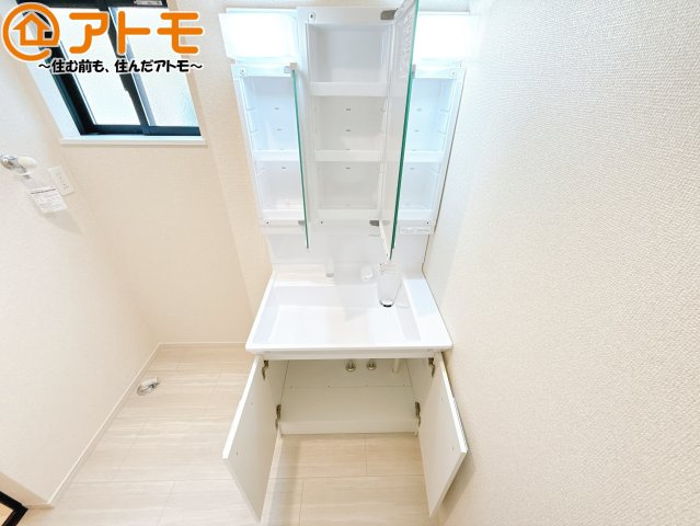 【独立洗面台】 | 清水区折戸9期　新築戸建　2号棟 | 三面鏡の中は収納になっているため、スッキリとした洗面台を保つことができます♪