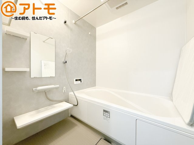 【浴室】 | 清水区折戸9期　新築戸建　1号棟 | 浴室は落ち着いた色のパネルでゆったりと過ごせる空間です。お風呂で一日の疲れを癒しましょう♪