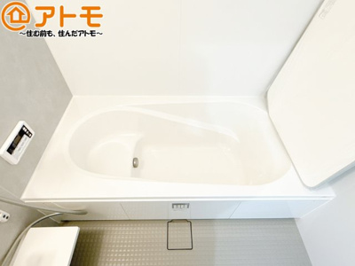 【浴室】 | 清水区折戸9期　新築戸建　1号棟 | お子様やお年寄りが使いやすいだけでなく、半身浴にも便利なベンチタイプの湯舟です。お湯の節約にも！