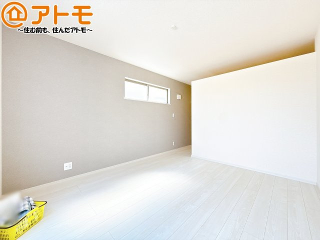 【寝室】 | 清水区折戸9期　新築戸建　1号棟 | アクセントクロスが印象的なお部屋です。お気に入りの家具に囲まれてゆったり過ごしたいですね♪