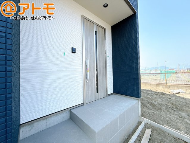 【玄関】 | 清水区折戸9期　新築戸建　1号棟 | 落ち着いた色合いの玄関はダブルロックで防犯性に優れた仕様になっています♪