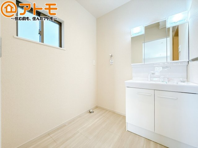 【独立洗面台】 | 清水区折戸9期　新築戸建　1号棟 | シャワータイプの洗面台は、洗濯物の土汚れなどの予洗いもしやすいため、お子様のいるご家庭でも大活躍！