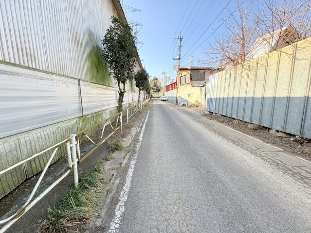 鶴ヶ島市高倉　建築条件なし売地　「一本松駅」徒歩18分　敷地296坪　の前面道路含む現地写真