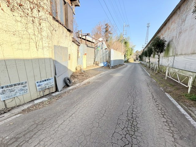 鶴ヶ島市高倉　建築条件なし売地　「一本松駅」徒歩18分　敷地296坪　の前面道路含む現地写真