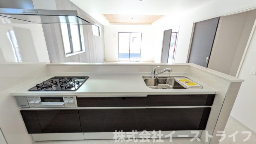 【新築戸建】　いわき市平中神谷1期　全4棟のキッチン|1号棟写真　オープンキッチンになっているので開放的です！薄型フードにより、キッチンと馴染みの良いスッキリとしたデザインです。